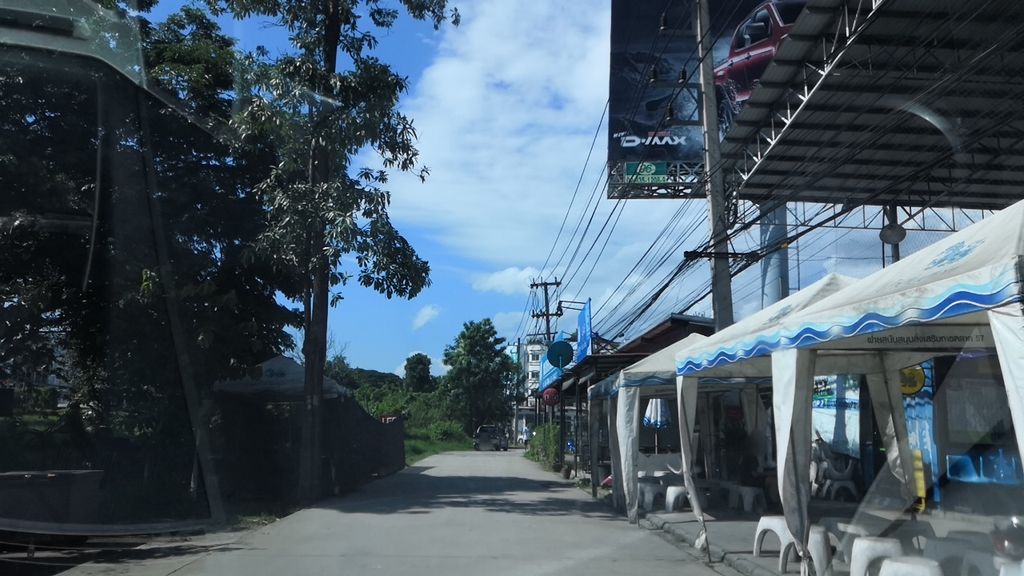 ภาพถนนตรงที่ ข้าวควายวินเท็จ ตั้งอยู่ ถ่ายโดย charlesano พ.ศ. 2561 (2018) · A street-level view of where ข้าวควายวินเท็จ · Khao Khwai Win Thet stands, by charlesano in 2561 (2018)