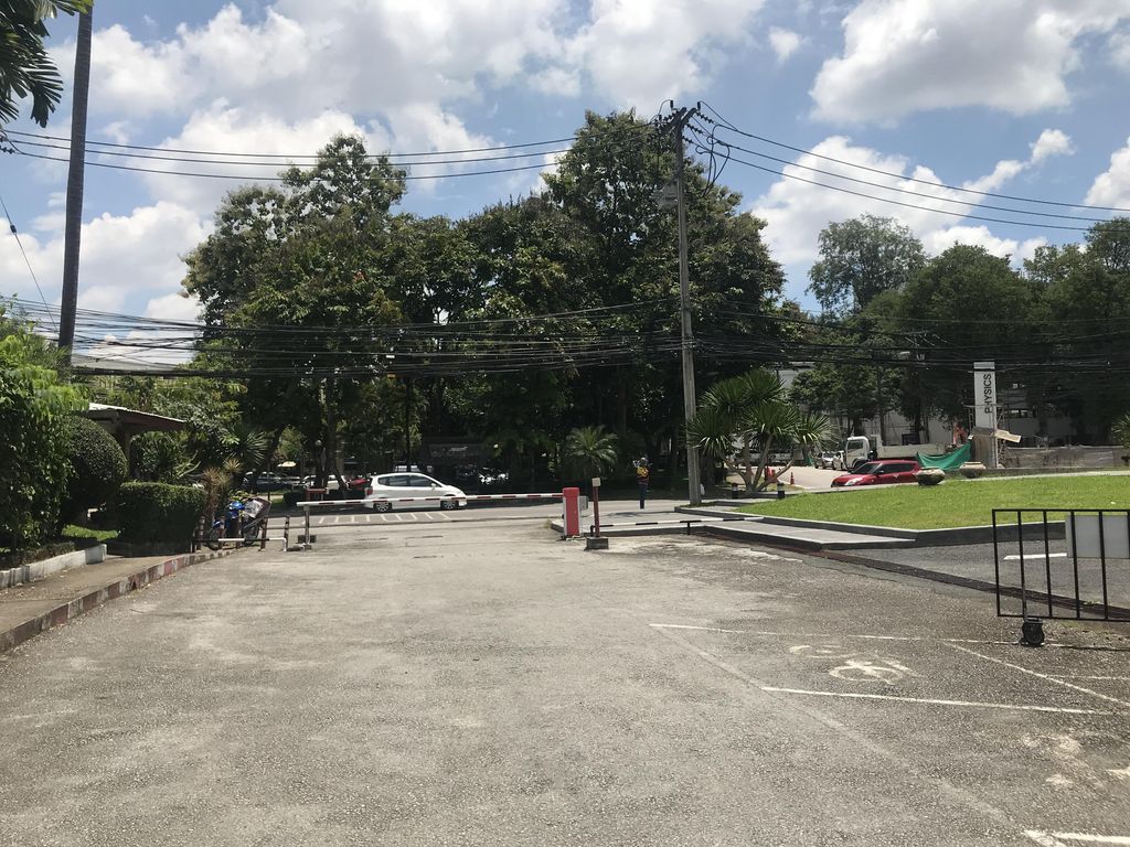ภาพถนนตรงที่ ARCH CMU Library ตั้งอยู่ ถ่ายโดย scramhorn พ.ศ. 2565 (2022) · A street-level view of where ARCH CMU Library stands, by scramhorn in 2565 (2022)