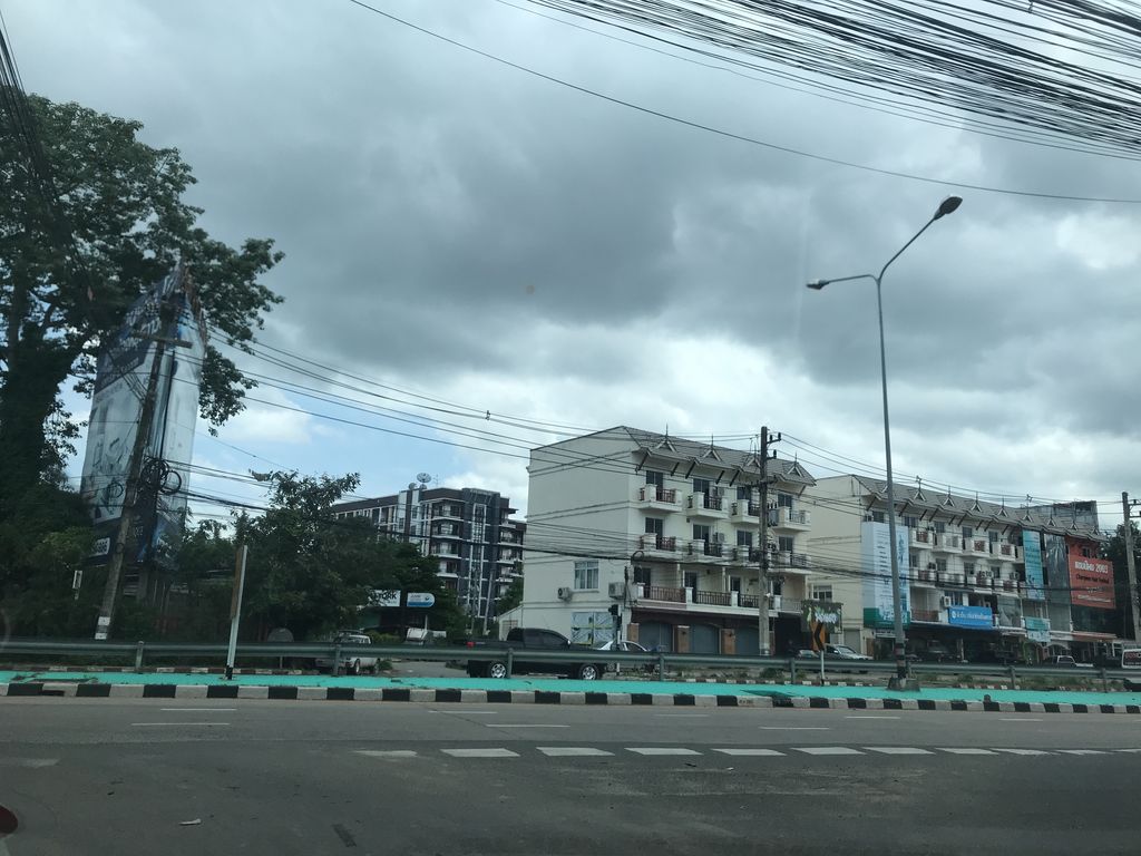 ภาพถนนตรงที่ ครูต้นสอนตีกลองเชียงใหม่ ตั้งอยู่ ถ่ายโดย prasert พ.ศ. 2561 (2018) · A street-level view of where ครูต้นสอนตีกลองเชียงใหม่ · Khru Ton Son Ti Kalong Chiang Mai stands, by prasert in 2561 (2018)