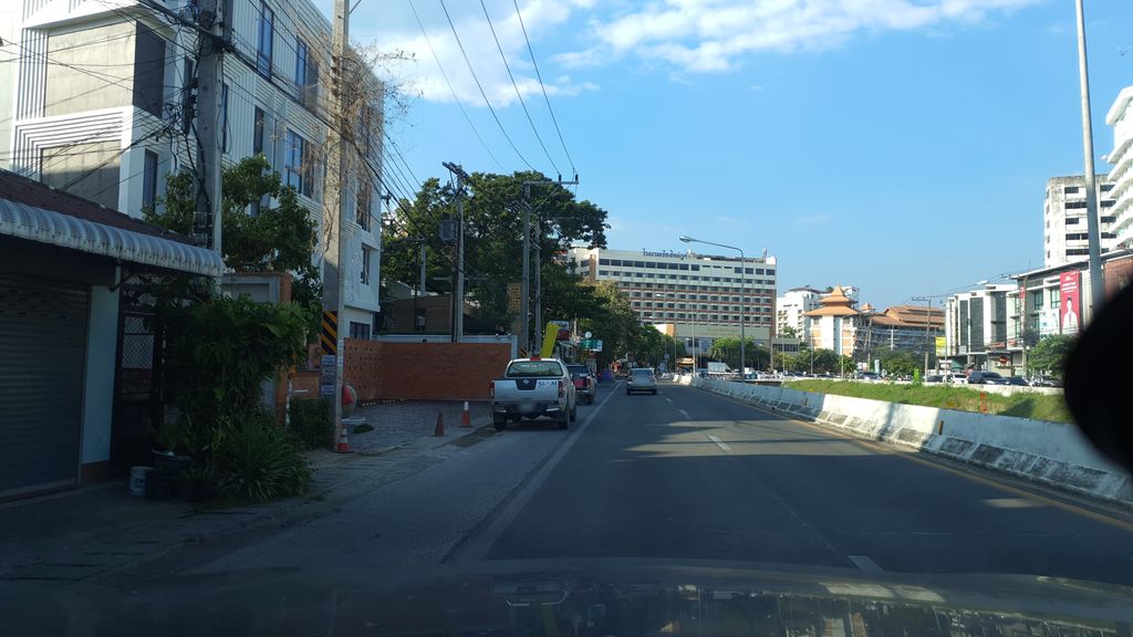 ภาพถนนตรงที่ ฝันดีกาแฟโบราณ ตั้งอยู่ ถ่ายโดย jrcarlsen พ.ศ. 2562 (2019) · A street-level view of where ฝันดีกาแฟโบราณ · Fan Di Kafaebrona stands, by jrcarlsen in 2562 (2019)