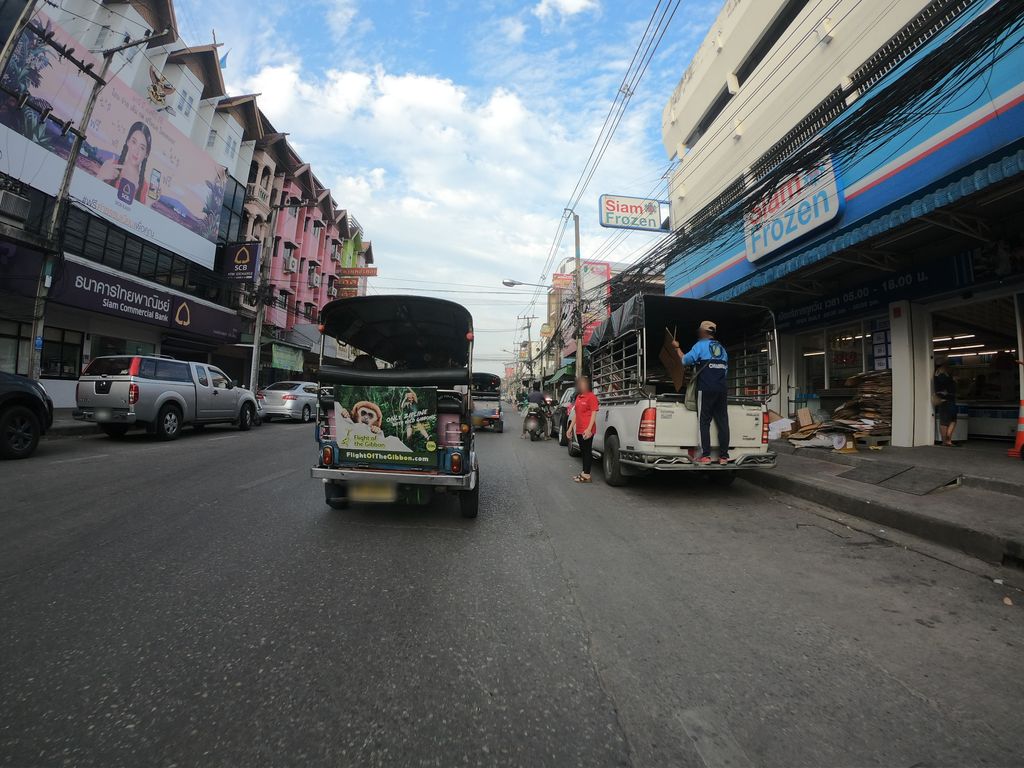 ภาพถนนตรงที่ FOX Cycling Thailand ตั้งอยู่ ถ่ายโดย chanuwath_grab พ.ศ. 2562 (2019) · A street-level view of where FOX Cycling Thailand stands, by chanuwath_grab in 2562 (2019)