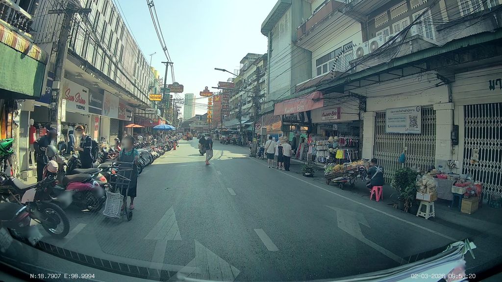 ภาพถนนตรงที่ ข้าวเหนียวมะม่วงป้าหลอด : ตลาดวโรรส - กาดหลวงตอนกลางคืน ตั้งอยู่ ถ่ายโดย ThailandCambodia พ.ศ. 2569 (2026) · A street-level view of where ข้าวเหนียวมะม่วงป้าหลอด : ตลาดวโรรส - กาดหลวงตอนกลางคืน · Khaoniao Mamuang Palot : Talat Warorot - Kat Luang Ton Klangkhuen stands, by ThailandCambodia in 2569 (2026)