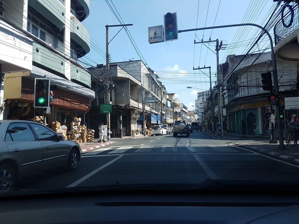 ภาพถนนตรงที่ กุ่ยฮวด ตั้งอยู่ ถ่ายโดย ekkarin พ.ศ. 2561 (2018) · A street-level view of where กุ่ยฮวด · Kuihuat stands, by ekkarin in 2561 (2018)