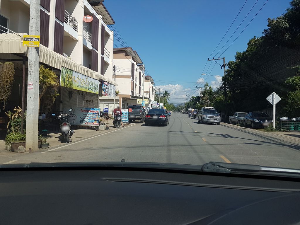 ภาพถนนตรงที่ ร้านชุมแพตำสะดิ้ง ตั้งอยู่ ถ่ายโดย ekkarin พ.ศ. 2561 (2018) · A street-level view of where ร้านชุมแพตำสะดิ้ง · Ran Chumphae Tam Sading stands, by ekkarin in 2561 (2018)