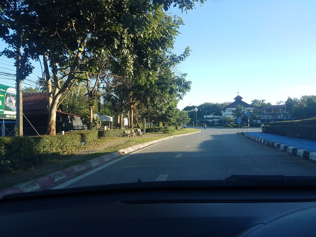 ภาพถนนตรงที่ Thai-Denmark Milk Land ตั้งอยู่ ถ่ายโดย ekkarin พ.ศ. 2561 (2018) · A street-level view of where Thai-Denmark Milk Land stands, by ekkarin in 2561 (2018)