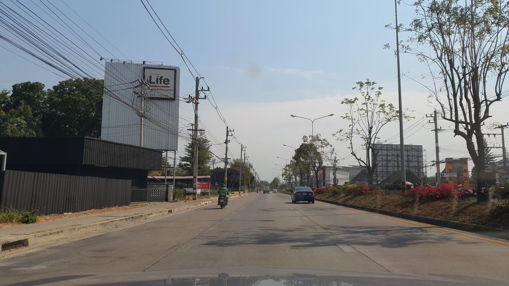 ภาพถนนตรงที่ ธนดัทช์มอเตอร์ ตั้งอยู่ ถ่ายโดย jrcarlsen พ.ศ. 2565 (2022) · A street-level view of where ธนดัทช์มอเตอร์ · Thondat Motor stands, by jrcarlsen in 2565 (2022)