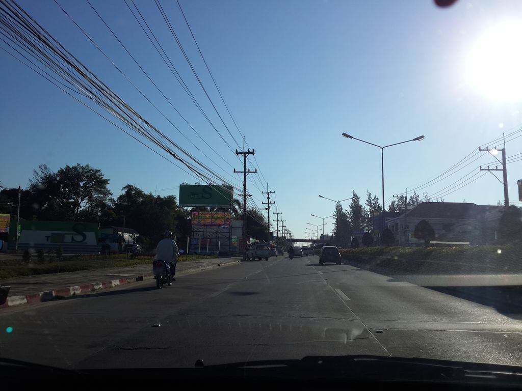 ภาพถนนตรงที่ Vipa Khao Soi ตั้งอยู่ ถ่ายโดย mishari พ.ศ. 2557 (2014) · A street-level view of where Vipa Khao Soi stands, by mishari in 2557 (2014)