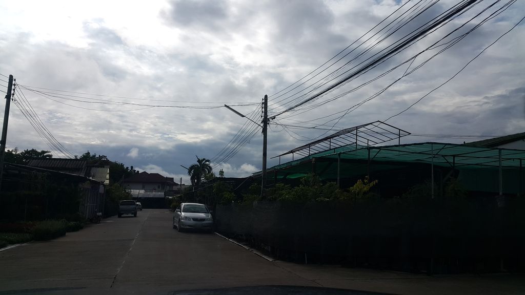 ภาพถนนตรงที่ สวนทองคำ ตั้งอยู่ ถ่ายโดย jrcarlsen พ.ศ. 2559 (2016) · A street-level view of where สวนทองคำ · Thong Kham Garden stands, by jrcarlsen in 2559 (2016)