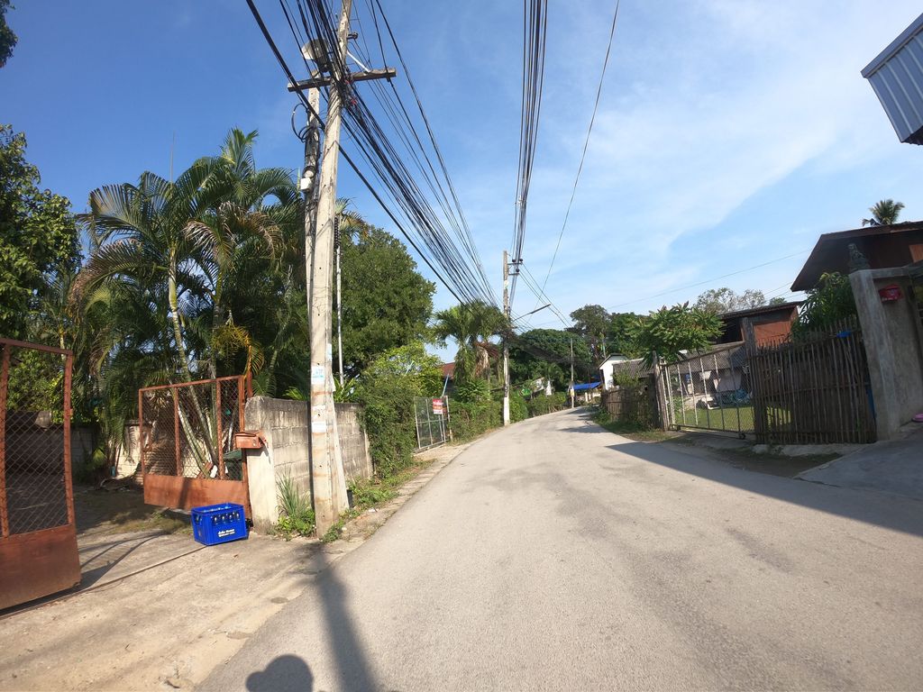 ภาพถนนตรงที่ ที่ทำการกำนันตำบลสันผีเสื้อ นายธนกฤต พรมเสน ตั้งอยู่ ถ่ายโดย chanuwath_grab พ.ศ. 2562 (2019) · A street-level view of where ที่ทำการกำนันตำบลสันผีเสื้อ นายธนกฤต พรมเสน · Thi Tham Kan Kamnan Tambon San Phisuea Naithanokrueta Phromsen stands, by chanuwath_grab in 2562 (2019)