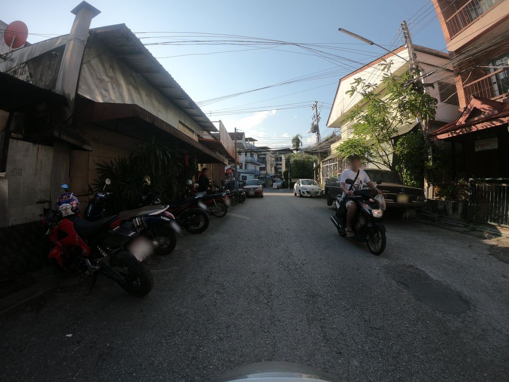 ภาพถนนตรงที่ 69 Barber Chiang Mai ตั้งอยู่ ถ่ายโดย chanuwath_grab พ.ศ. 2562 (2019) · A street-level view of where 69 Barber Chiang Mai stands, by chanuwath_grab in 2562 (2019)