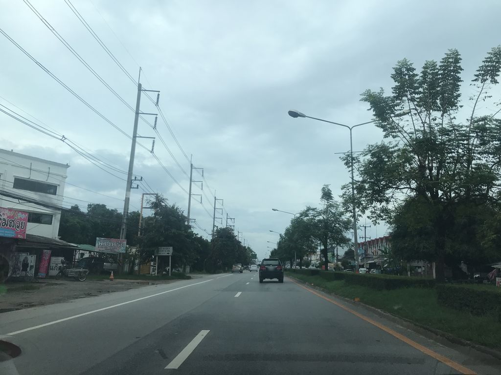 ภาพถนนตรงที่ ทันการเบาะแม่โจ้ ตั้งอยู่ ถ่ายโดย prasert พ.ศ. 2561 (2018) · A street-level view of where ทันการเบาะแม่โจ้ · Than Kanbo Mae Jo stands, by prasert in 2561 (2018)