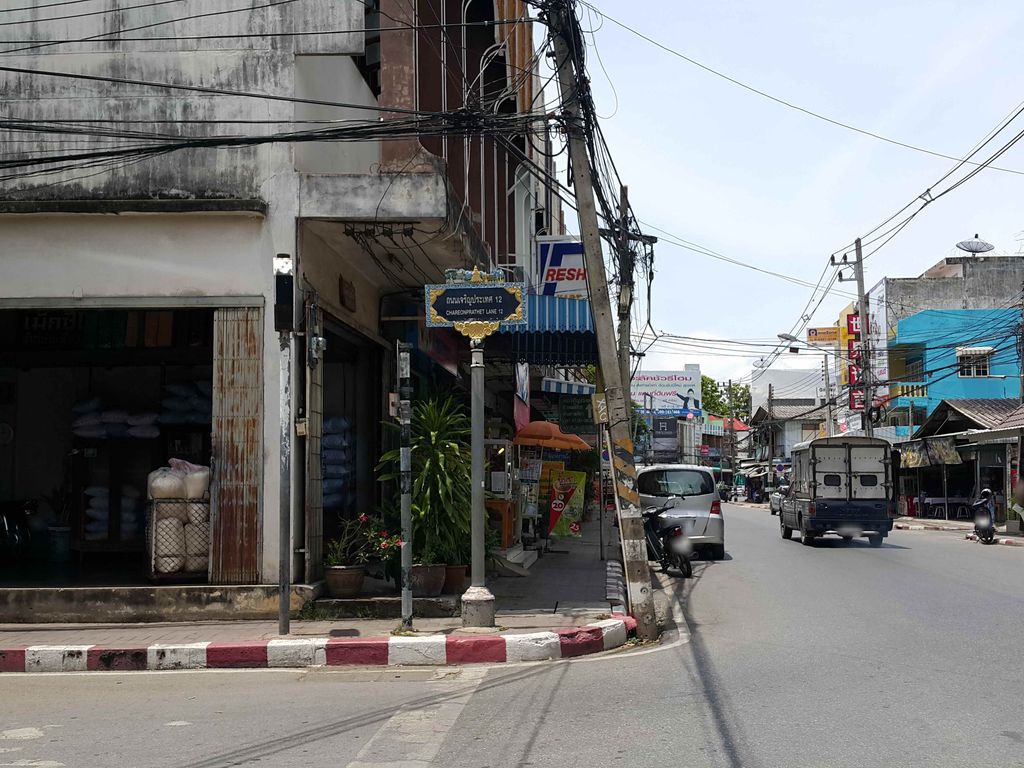 ภาพถนนตรงที่ RTNBOX ตั้งอยู่ ถ่ายโดย jrcarlsen พ.ศ. 2558 (2015) · A street-level view of where RTNBOX stands, by jrcarlsen in 2558 (2015)