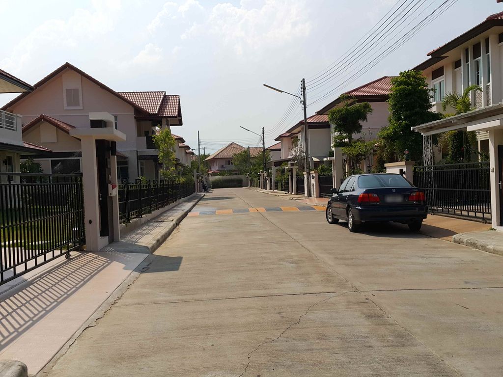 ภาพถนนตรงที่ ดิ โอเรียนทอล ตั้งอยู่ ถ่ายโดย jrcarlsen พ.ศ. 2558 (2015) · A street-level view of where ดิ โอเรียนทอล · The Orianthon stands, by jrcarlsen in 2558 (2015)