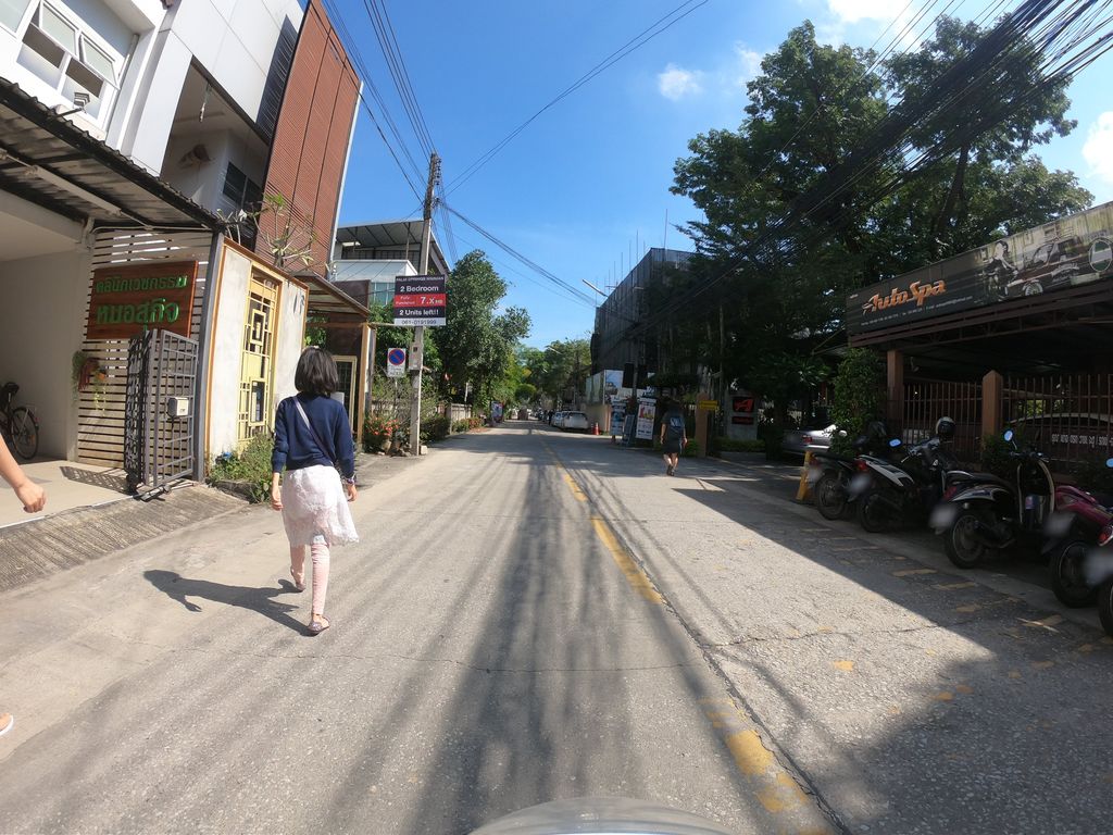 ภาพถนนตรงที่ ภูโคลน แม่ฮ่องสอน ตั้งอยู่ ถ่ายโดย chanuwath_grab พ.ศ. 2562 (2019) · A street-level view of where ภูโคลน แม่ฮ่องสอน · Phukhlon Mae Hong Son stands, by chanuwath_grab in 2562 (2019)