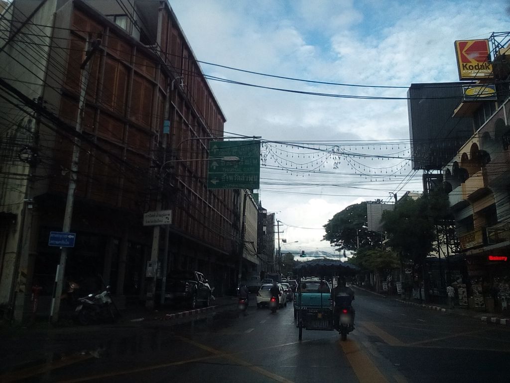 ภาพถนนตรงที่ Sook Hostel ตั้งอยู่ ถ่ายโดย kyoko พ.ศ. 2561 (2018) · A street-level view of where Sook Hostel stands, by kyoko in 2561 (2018)