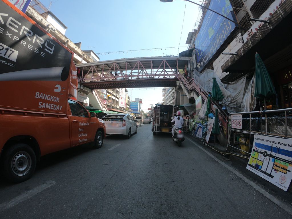 ภาพถนนตรงที่ ร้านบุญชู Bunchu Cosmetics ตั้งอยู่ ถ่ายโดย chanuwath_grab พ.ศ. 2562 (2019) · A street-level view of where ร้านบุญชู Bunchu Cosmetics stands, by chanuwath_grab in 2562 (2019)
