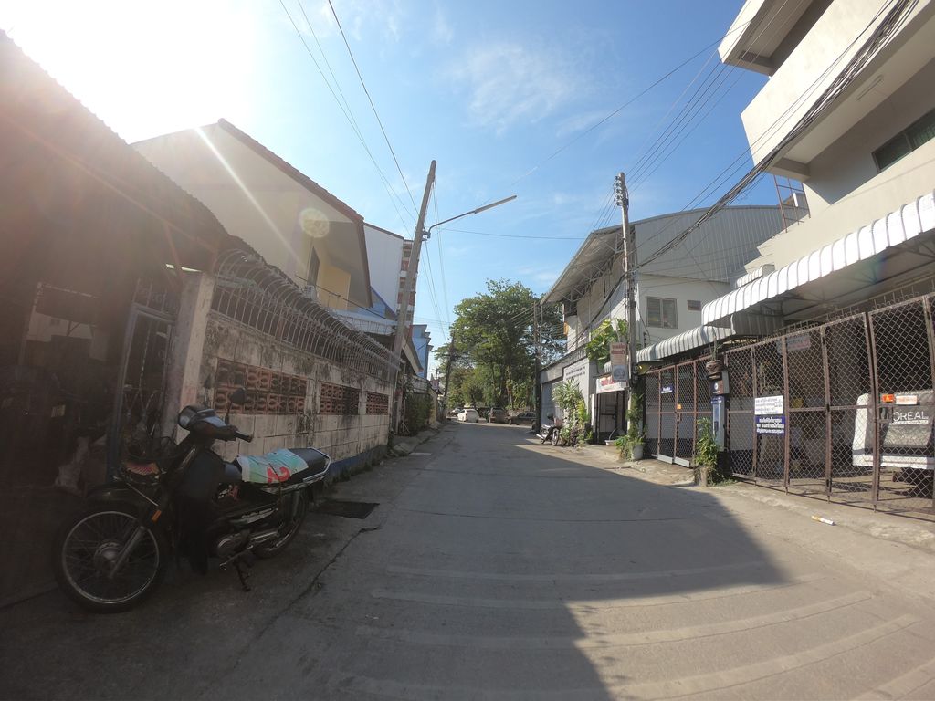 ภาพถนนตรงที่ บิวตี้เฮ้าส์ ซอยวัดกู่เต้า ตั้งอยู่ ถ่ายโดย chanuwath_grab พ.ศ. 2562 (2019) · A street-level view of where บิวตี้เฮ้าส์ ซอยวัดกู่เต้า · Beauty House Soi Wat Kutao stands, by chanuwath_grab in 2562 (2019)