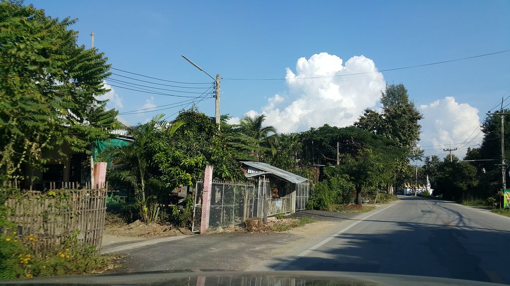 ภาพถนนตรงที่ ก๋วยเตี๋ยวบ้านดอย ตั้งอยู่ ถ่ายโดย jrcarlsen พ.ศ. 2559 (2016) · A street-level view of where ก๋วยเตี๋ยวบ้านดอย · Kuaitiao Ban Doi stands, by jrcarlsen in 2559 (2016)