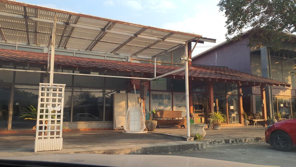 ภาพถนนตรงที่ ไชโย พลาซ่า ตั้งอยู่ ถ่ายโดย jrcarlsen พ.ศ. 2566 (2023) · A street-level view of where ไชโย พลาซ่า · Chaiyo Plaza stands, by jrcarlsen in 2566 (2023)