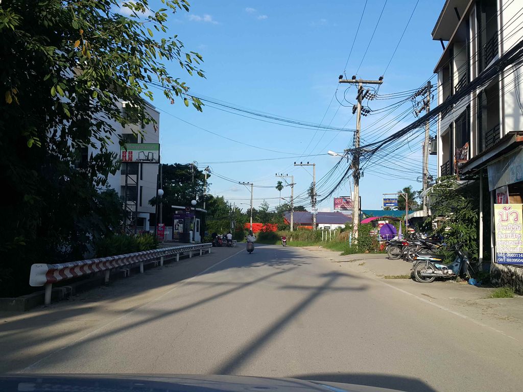ภาพถนนตรงที่ หอพักลูกกวาด ตั้งอยู่ ถ่ายโดย jrcarlsen พ.ศ. 2558 (2015) · A street-level view of where หอพักลูกกวาด · Lukkwat Dormitory stands, by jrcarlsen in 2558 (2015)