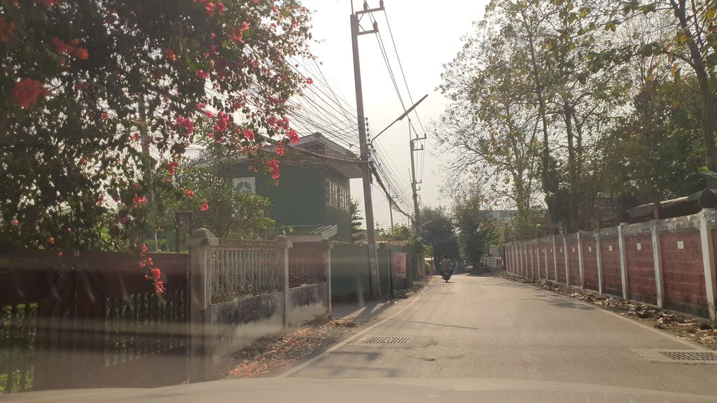 ภาพถนนตรงที่ เทพเจ้าปิ้งย่าง ตั้งอยู่ ถ่ายโดย jrcarlsen พ.ศ. 2565 (2022) · A street-level view of where เทพเจ้าปิ้งย่าง · Thep Chao Pingyang stands, by jrcarlsen in 2565 (2022)