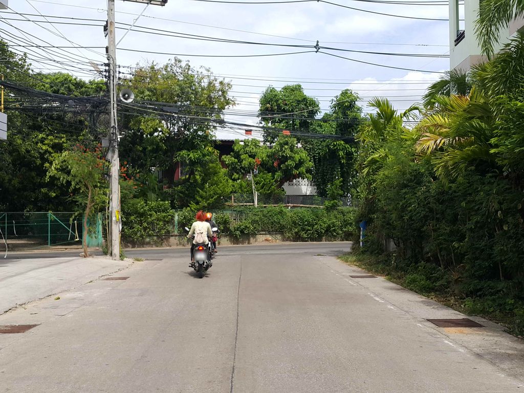 ภาพถนนตรงที่ Lucky Panda Hotel ตั้งอยู่ ถ่ายโดย jrcarlsen พ.ศ. 2558 (2015) · A street-level view of where Lucky Panda Hotel stands, by jrcarlsen in 2558 (2015)
