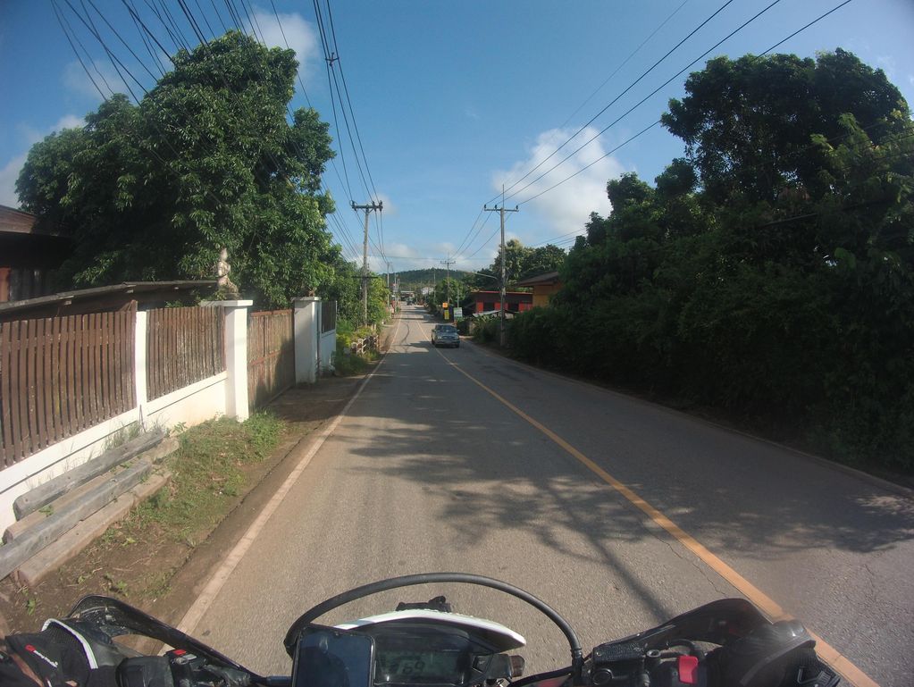 ภาพถนนตรงที่ ร้านมลิวัลย์พาณิช แม่แจ่ม ตั้งอยู่ ถ่ายโดย julcnx พ.ศ. 2566 (2023) · A street-level view of where ร้านมลิวัลย์พาณิช แม่แจ่ม · Ran Maliolapha Nit Mae Chaem stands, by julcnx in 2566 (2023)