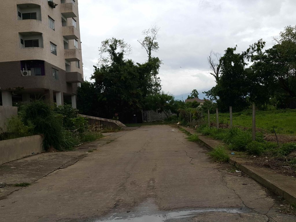 ภาพถนนตรงที่ SR Land Condominium ตั้งอยู่ ถ่ายโดย jrcarlsen พ.ศ. 2558 (2015) · A street-level view of where SR Land Condominium stands, by jrcarlsen in 2558 (2015)
