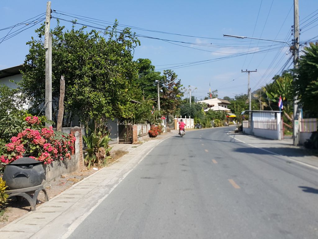 ภาพถนนตรงที่ เตี๋ยวโฟโมบาย ตั้งอยู่ ถ่ายโดย jrcarlsen พ.ศ. 2558 (2015) · A street-level view of where เตี๋ยวโฟโมบาย · Tiao Fo Mobile stands, by jrcarlsen in 2558 (2015)