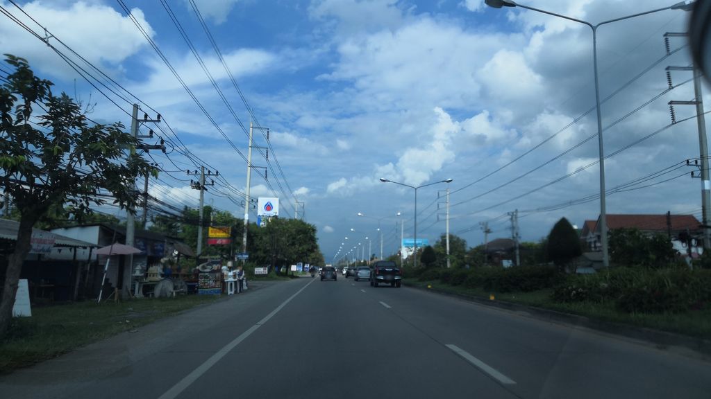 ภาพถนนตรงที่ หลักปันปั้นปู๋น ตั้งอยู่ ถ่ายโดย charlesano พ.ศ. 2561 (2018) · A street-level view of where หลักปันปั้นปู๋น · Lak Pan Pan Pun stands, by charlesano in 2561 (2018)