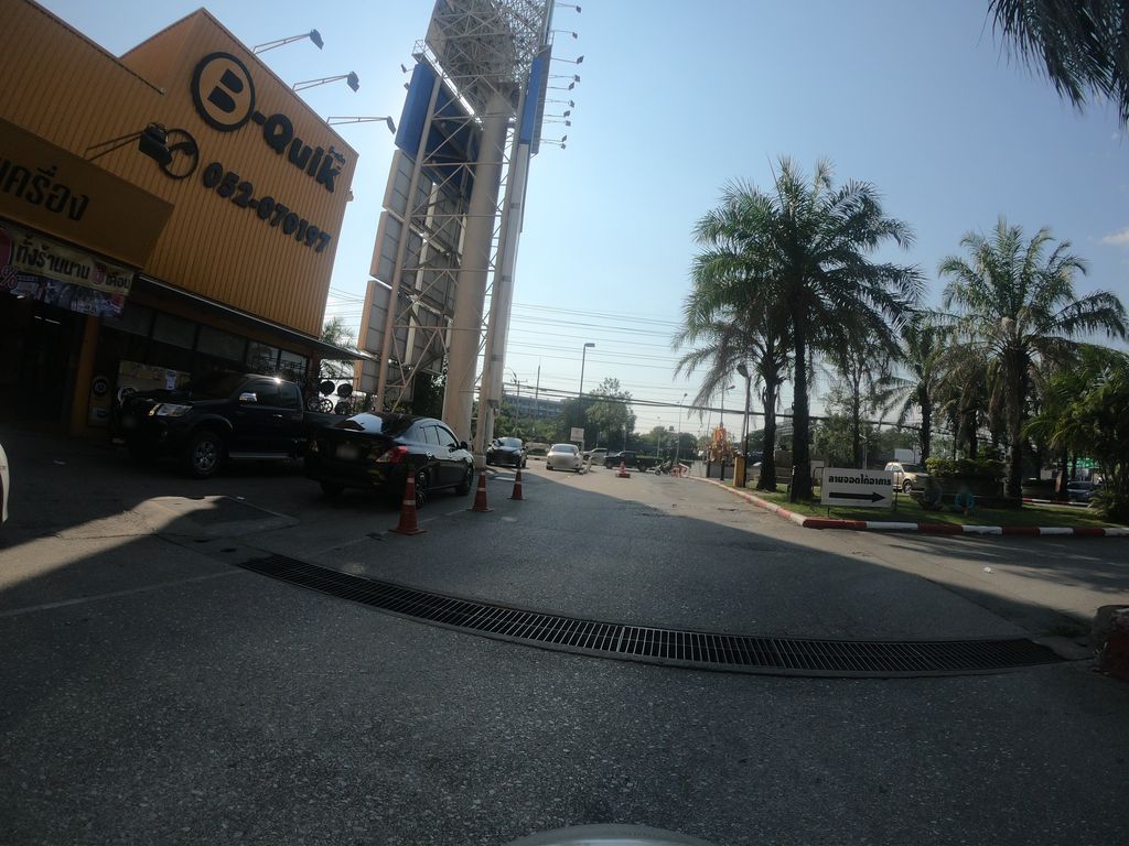 ภาพถนนตรงที่ B-Quick ตั้งอยู่ ถ่ายโดย chanuwath_grab พ.ศ. 2562 (2019) · A street-level view of where B-Quick stands, by chanuwath_grab in 2562 (2019)