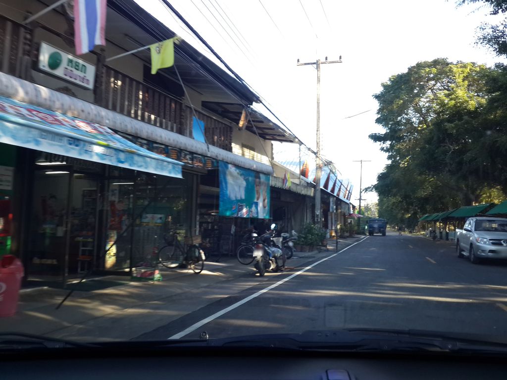 ภาพถนนตรงที่ Baannom ตั้งอยู่ ถ่ายโดย mishari พ.ศ. 2557 (2014) · A street-level view of where Baannom stands, by mishari in 2557 (2014)