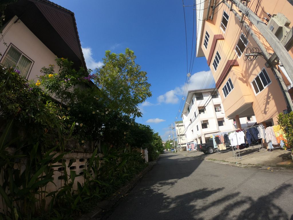 ภาพถนนตรงที่ สเต็กลุงนัย ตั้งอยู่ ถ่ายโดย chanuwath_grab พ.ศ. 2562 (2019) · A street-level view of where สเต็กลุงนัย · Steak Lung Nai stands, by chanuwath_grab in 2562 (2019)