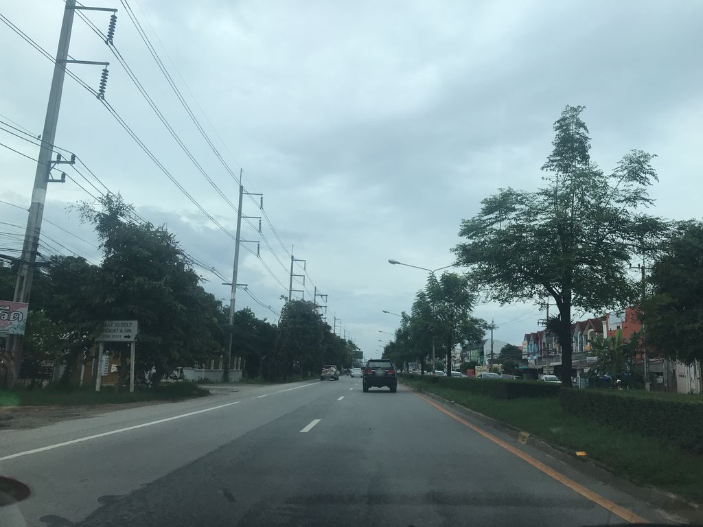 ภาพถนนตรงที่ ร้านกำพลวัวหัน ตั้งอยู่ ถ่ายโดย prasert พ.ศ. 2561 (2018) · A street-level view of where ร้านกำพลวัวหัน · Ran Kamphon Wuahan stands, by prasert in 2561 (2018)