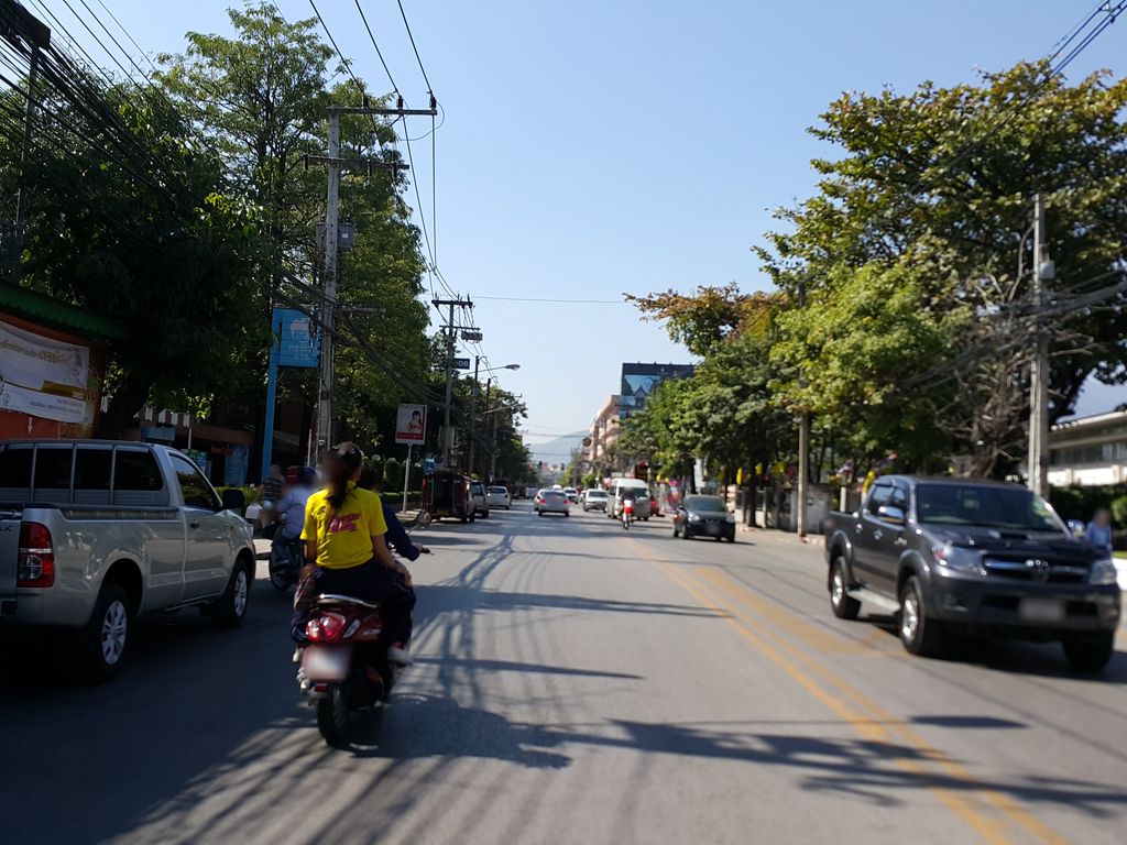 ภาพถนนตรงที่ วัดทุ่งหลวง ตั้งอยู่ ถ่ายโดย jrcarlsen พ.ศ. 2558 (2015) · A street-level view of where วัดทุ่งหลวง · Wat Thung Luang stands, by jrcarlsen in 2558 (2015)