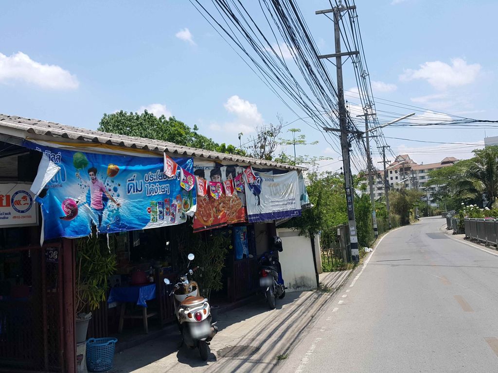 ภาพถนนตรงที่ Cat's alley cafe คาเฟ่แมว ตั้งอยู่ ถ่ายโดย jrcarlsen พ.ศ. 2558 (2015) · A street-level view of where Cat's alley cafe คาเฟ่แมว stands, by jrcarlsen in 2558 (2015)