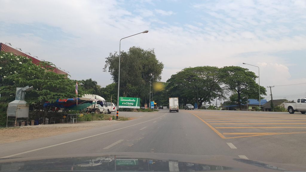 ภาพถนนตรงที่ ลาบลุงนันท์ ตั้งอยู่ ถ่ายโดย jrcarlsen พ.ศ. 2566 (2023) · A street-level view of where ลาบลุงนันท์ · Lablungnan stands, by jrcarlsen in 2566 (2023)
