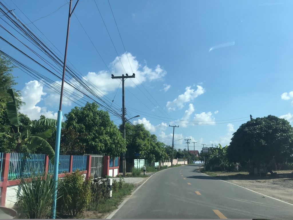 ภาพถนนตรงที่ เอี๊ยดแอนดี้ นครคอม ตั้งอยู่ ถ่ายโดย prasert พ.ศ. 2561 (2018) · A street-level view of where เอี๊ยดแอนดี้ นครคอม · Iataendi Nakhon Khom stands, by prasert in 2561 (2018)