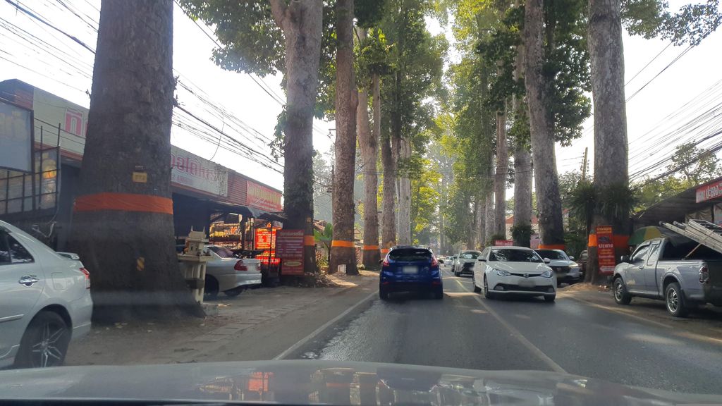 ภาพถนนตรงที่ ร้านไอซีอินเทลลิเจ้นท์ ตั้งอยู่ ถ่ายโดย jrcarlsen พ.ศ. 2566 (2023) · A street-level view of where ร้านไอซีอินเทลลิเจ้นท์ · Ran Aisi In Thenlichen stands, by jrcarlsen in 2566 (2023)