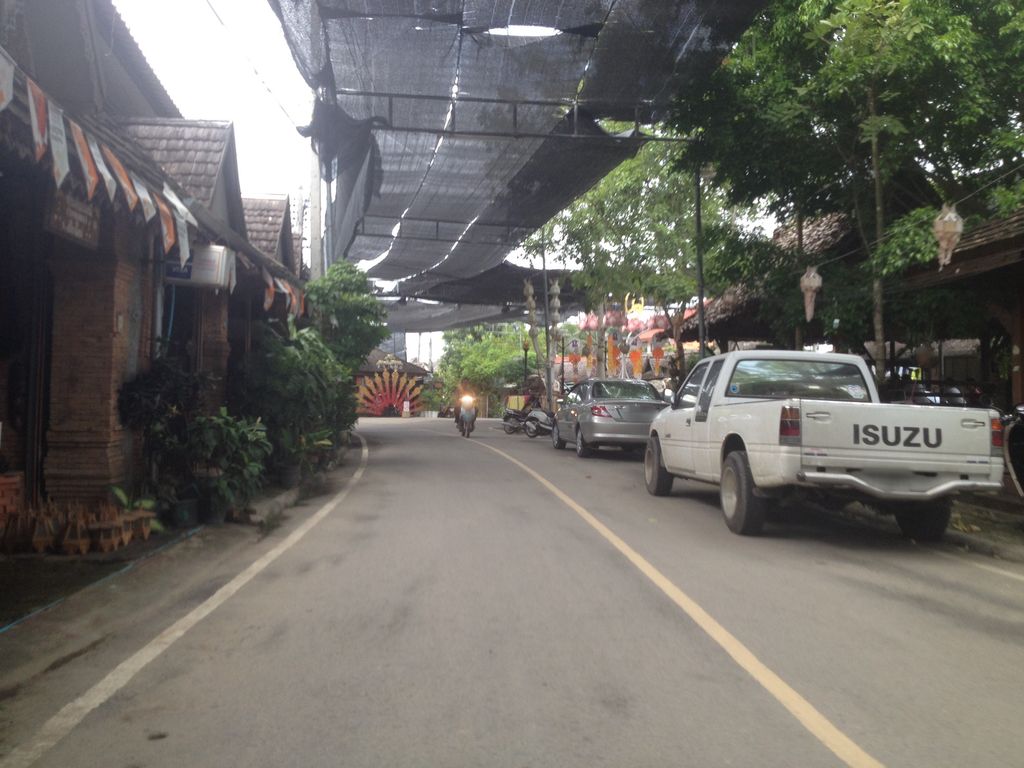 ภาพถนนตรงที่ เฟอร์นิเจอร์ไม้สัก บ้านถวาย ตั้งอยู่ ถ่ายโดย jimwatana พ.ศ. 2558 (2015) · A street-level view of where เฟอร์นิเจอร์ไม้สัก บ้านถวาย · Furniture Maisak Ban Thawai stands, by jimwatana in 2558 (2015)
