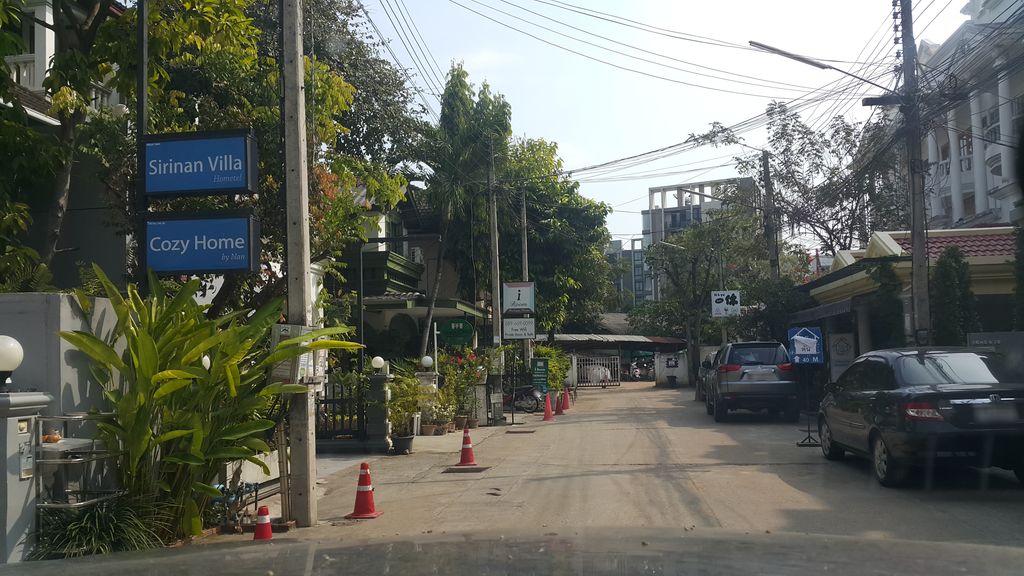 ภาพถนนตรงที่ MOODs Lifestyle ตั้งอยู่ ถ่ายโดย jrcarlsen พ.ศ. 2562 (2019) · A street-level view of where MOODs Lifestyle stands, by jrcarlsen in 2562 (2019)