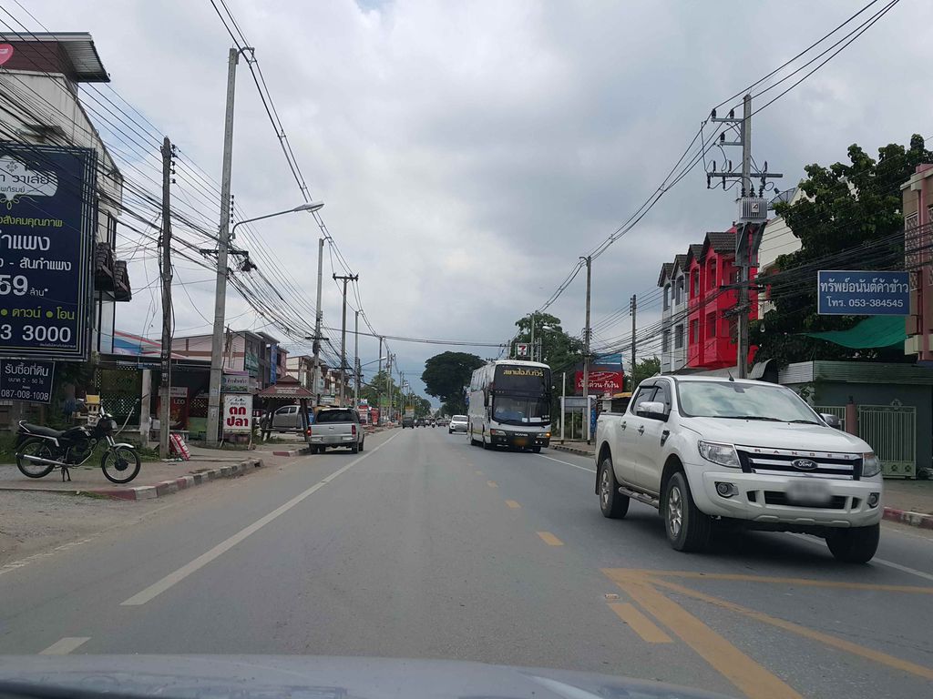 ภาพถนนตรงที่ ไออิ่ม เชียงใหม่ ตั้งอยู่ ถ่ายโดย jrcarlsen พ.ศ. 2558 (2015) · A street-level view of where ไออิ่ม เชียงใหม่ · Aiim Chiang Mai stands, by jrcarlsen in 2558 (2015)