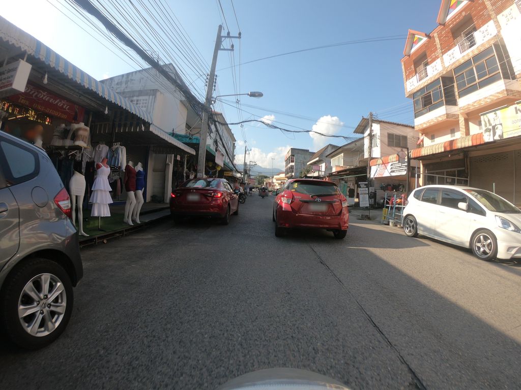 ภาพถนนตรงที่ Glamour Nails CNX ตั้งอยู่ ถ่ายโดย chanuwath_grab พ.ศ. 2562 (2019) · A street-level view of where Glamour Nails CNX stands, by chanuwath_grab in 2562 (2019)