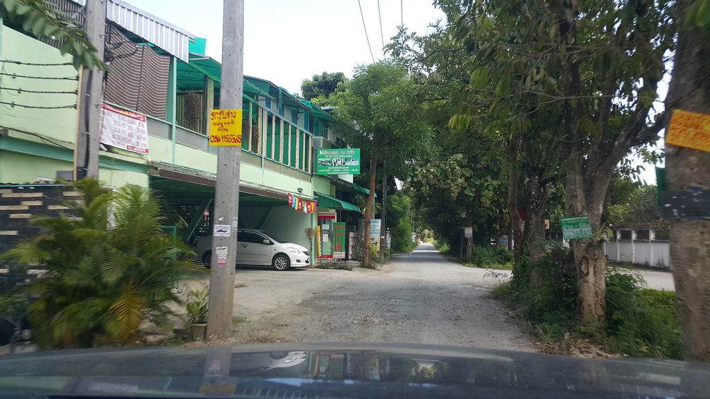 ภาพถนนตรงที่ The Gus Q Boutique Hotel ตั้งอยู่ ถ่ายโดย jrcarlsen พ.ศ. 2560 (2017) · A street-level view of where The Gus Q Boutique Hotel stands, by jrcarlsen in 2560 (2017)