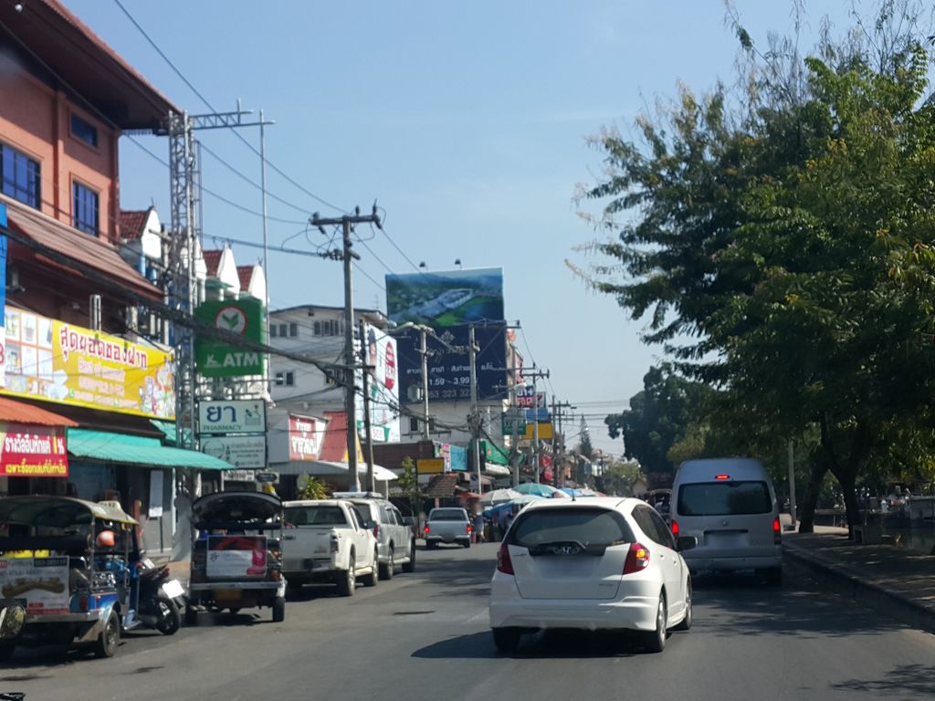 ภาพถนนตรงที่ ธนาคารกสิกรไทย (KASIKORNBANK) ตั้งอยู่ ถ่ายโดย jrcarlsen พ.ศ. 2559 (2016) · A street-level view of where ธนาคารกสิกรไทย (KASIKORNBANK) stands, by jrcarlsen in 2559 (2016)