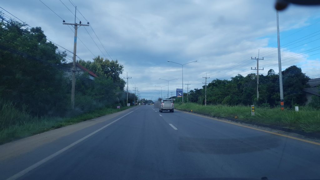 ภาพถนนตรงที่ อู่กัมปนาทยนต์ ตั้งอยู่ ถ่ายโดย silamanee พ.ศ. 2561 (2018) · A street-level view of where อู่กัมปนาทยนต์ · U Kampanat Yon stands, by silamanee in 2561 (2018)