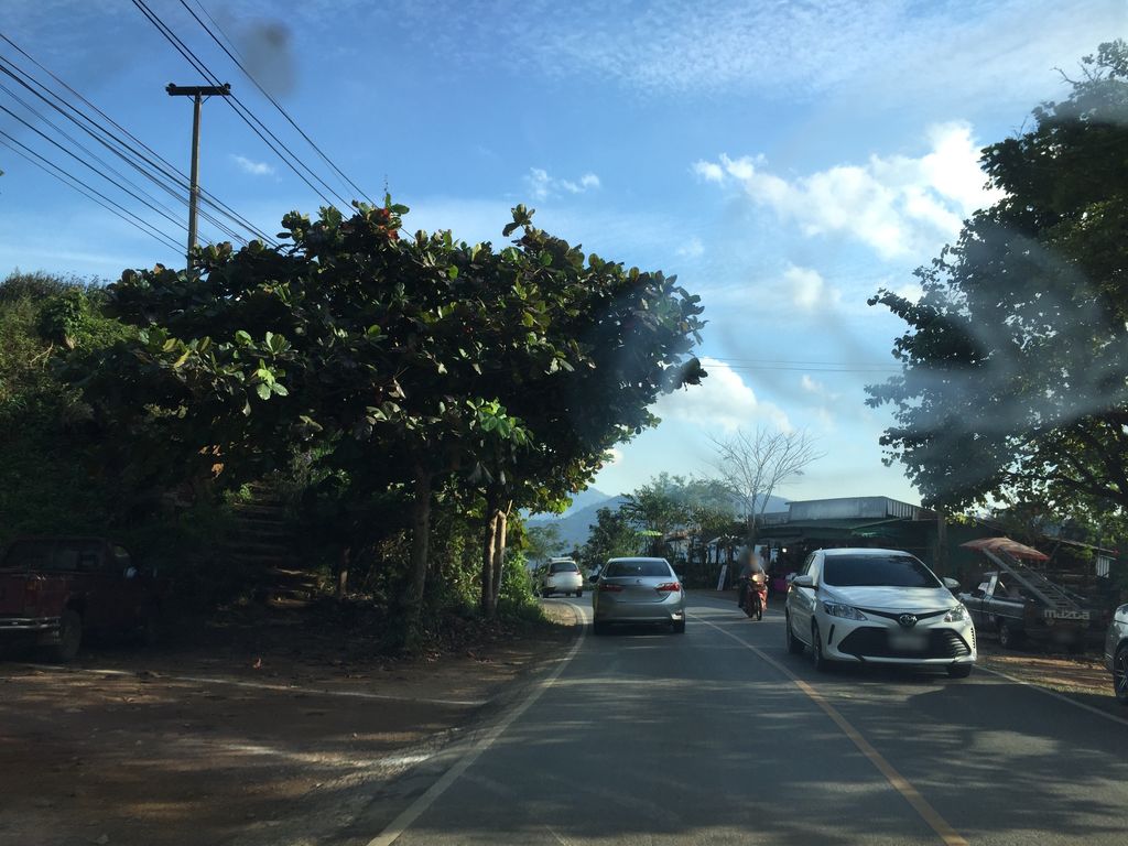 ภาพถนนตรงที่ ไร่อายงสตรอเบอรี่ ตั้งอยู่ ถ่ายโดย kyoko พ.ศ. 2562 (2019) · A street-level view of where ไร่อายงสตรอเบอรี่ · Rai A Yong Strawberry stands, by kyoko in 2562 (2019)