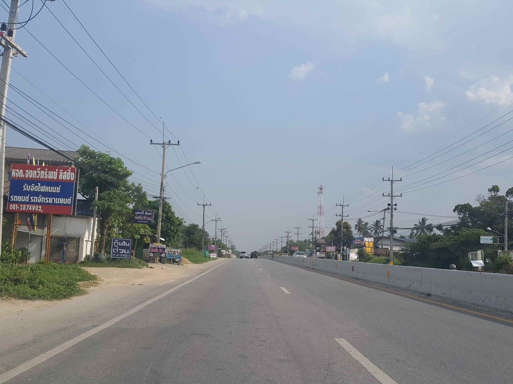 ภาพถนนตรงที่ โรงแรมบ้านพักโกศล ตั้งอยู่ ถ่ายโดย jrcarlsen พ.ศ. 2558 (2015) · A street-level view of where โรงแรมบ้านพักโกศล · Ban Phak Kotla Hotel stands, by jrcarlsen in 2558 (2015)