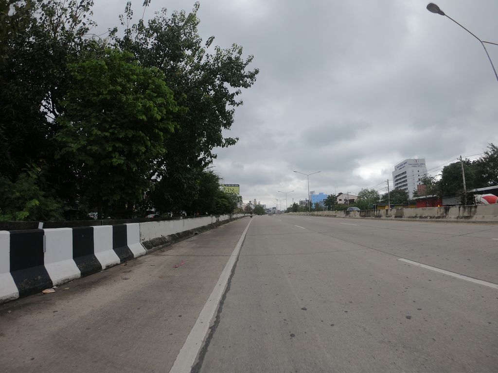 ภาพถนนตรงที่ Top Charoen Optical-Official ตั้งอยู่ ถ่ายโดย chanuwath_grab พ.ศ. 2562 (2019) · A street-level view of where Top Charoen Optical-Official stands, by chanuwath_grab in 2562 (2019)
