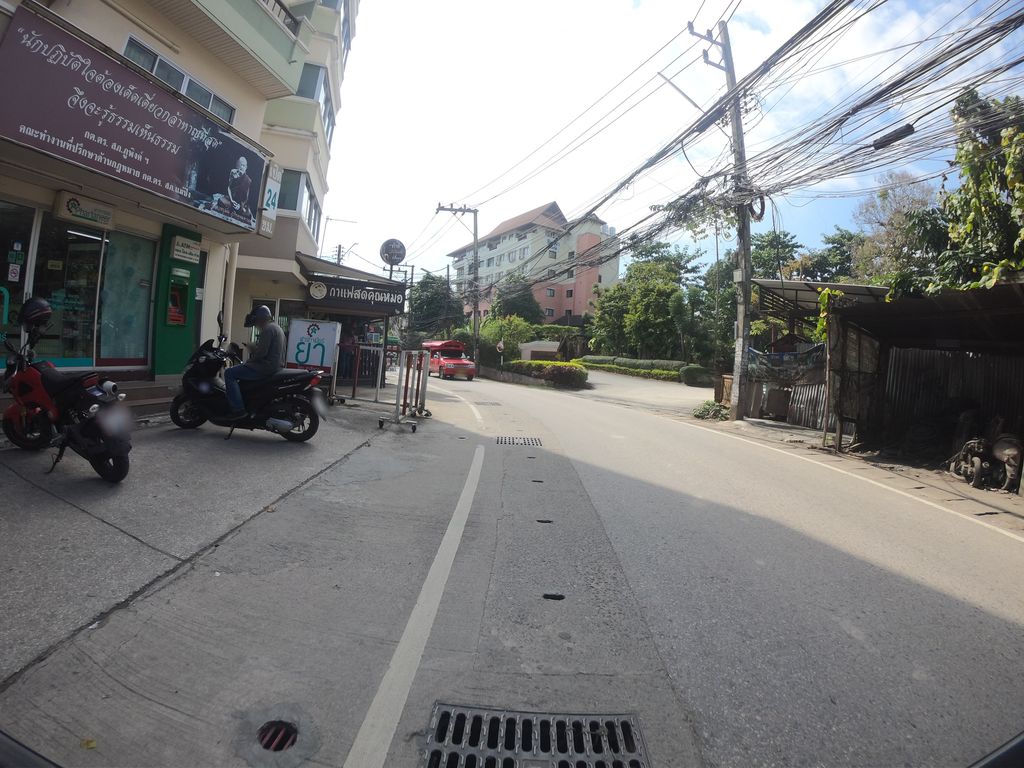 ภาพถนนตรงที่ Khunmor Coffee ตั้งอยู่ ถ่ายโดย chanuwath_grab พ.ศ. 2562 (2019) · A street-level view of where Khunmor Coffee stands, by chanuwath_grab in 2562 (2019)